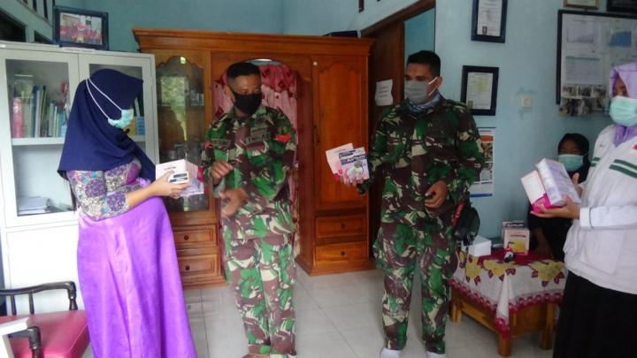 Bersama Bidan Polindes, Satgas TMMD Bojonegoro Bagikan Paket Susu Bumil